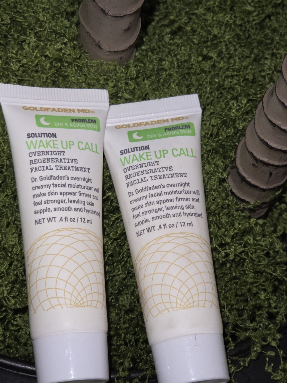 Wake Up Call Overnight Regenerative Facial Treatment - Green/White